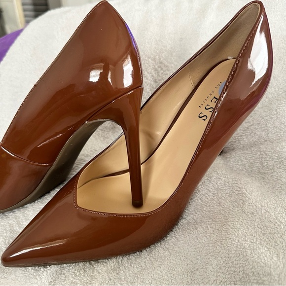 (NWOT) GUESS Shinny Heels - Picture 3 of 9